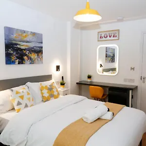 https://f4-city-luxury-rooms.brighton-hotels-england.com